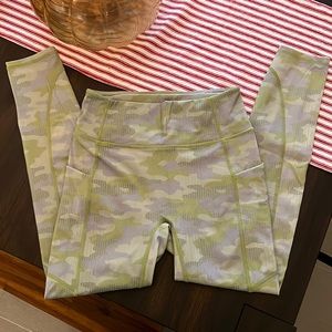 Fabletics High-Waisted Motion365® 7/8 - Grey Pin Dot Camo